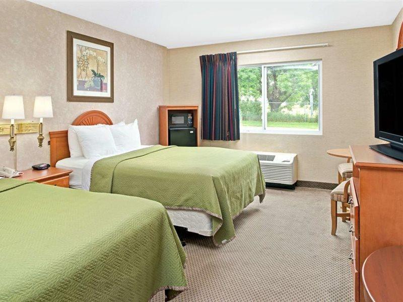 Travelodge By Wyndham Lincoln Airport I-80 מראה חיצוני תמונה
