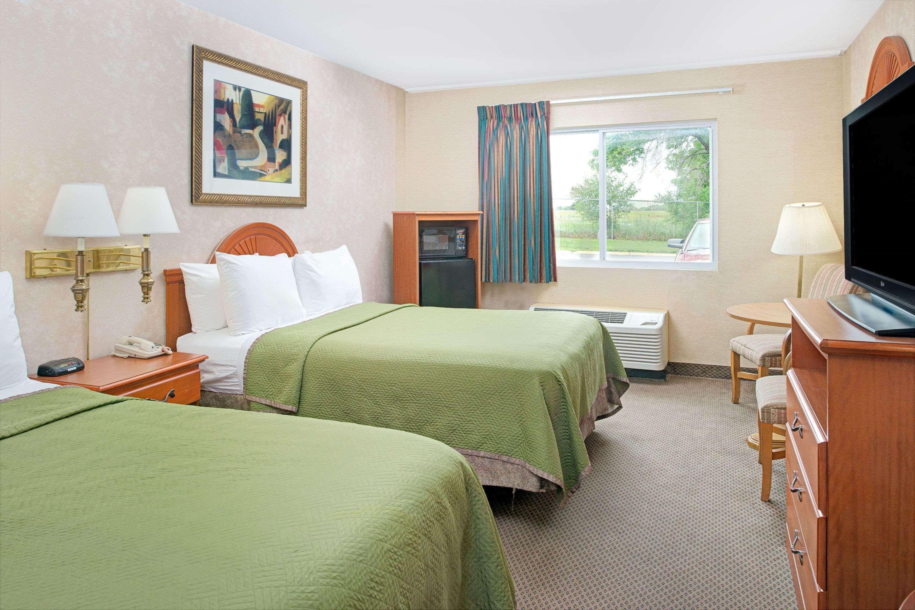 Travelodge By Wyndham Lincoln Airport I-80 מראה חיצוני תמונה
